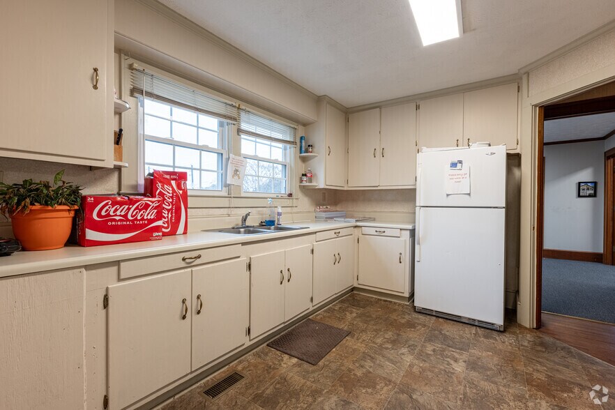 More Photos Of 1009 N Tennessee St, Cartersville Office For Sale