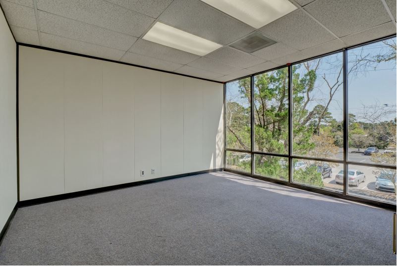More Photos Of 5041 New Centre Dr, Wilmington Office For Lease