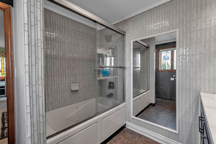 More Photos Of 2809 River Rd, Buffalo Flex For Sale
