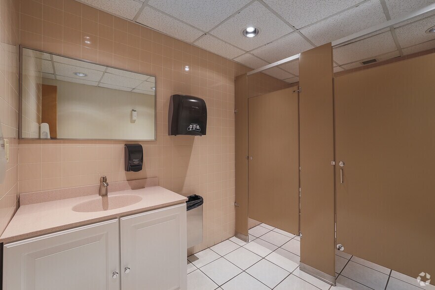 More Photos Of 458 Boston St, Topsfield Unknown For Lease