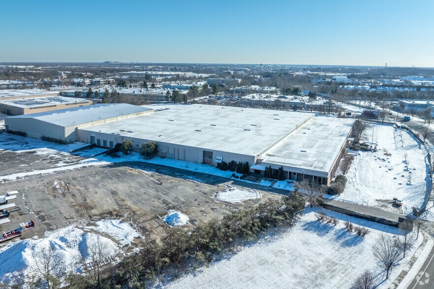 More Photos Of 1770 Walt Whitman Rd, Melville Distribution For Lease