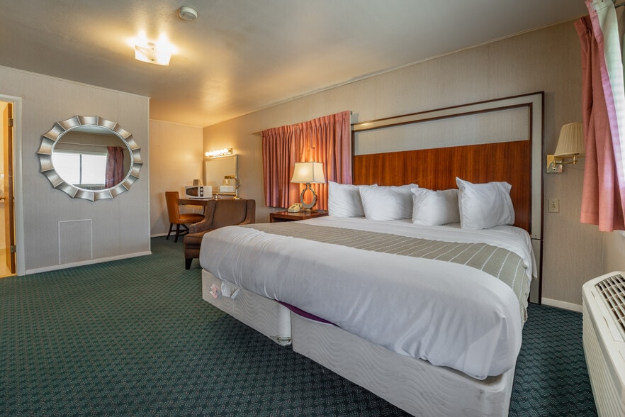 More Photos Of 1445 S 2nd St, Raton Hotel For Sale