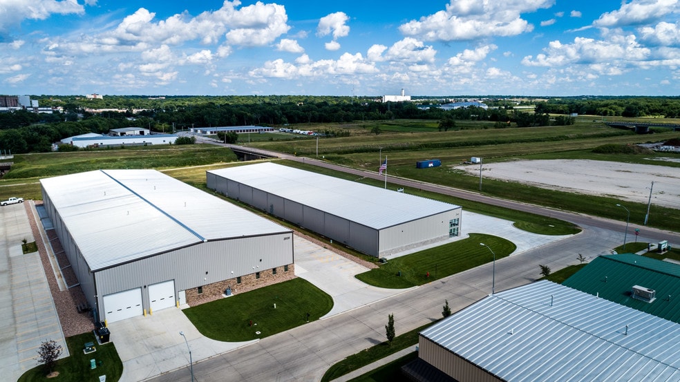 More Photos Of 2040 SW 5th St, Lincoln Distribution For Lease