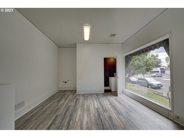 More Photos Of 4423 SE Hawthorne Blvd, Portland Office For Sale