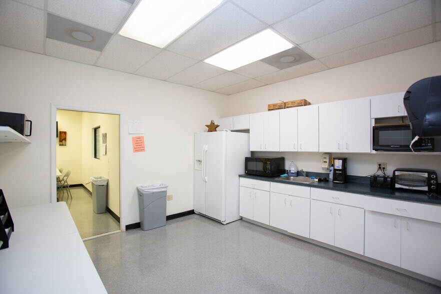 More Photos Of 264 West Dr, Melbourne Light Manufacturing For Lease