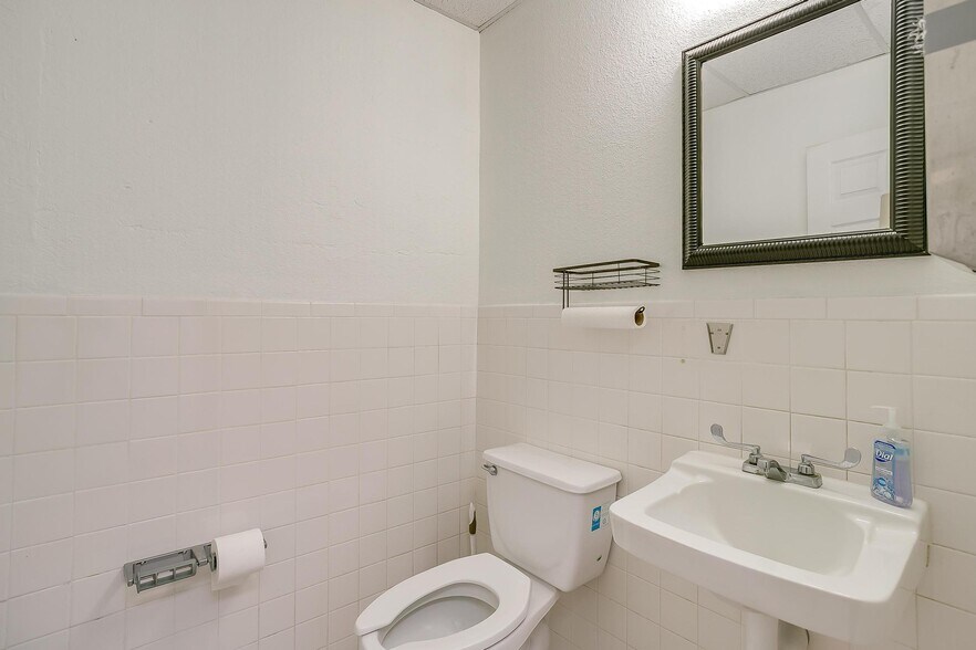 More Photos Of 1434 N Main St, Fort Worth Storefront Retail Office For Lease