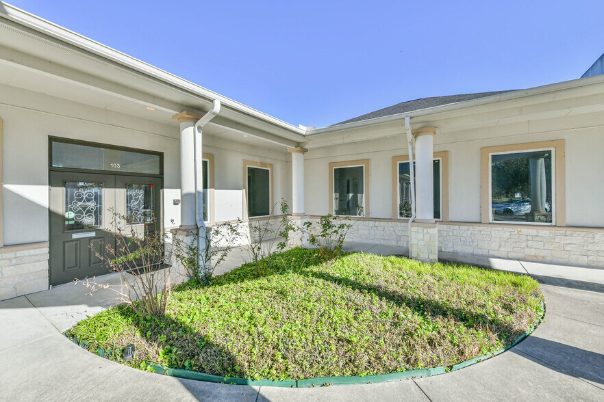 More Photos Of 1111 S Friendswood Dr, Friendswood Office For Lease