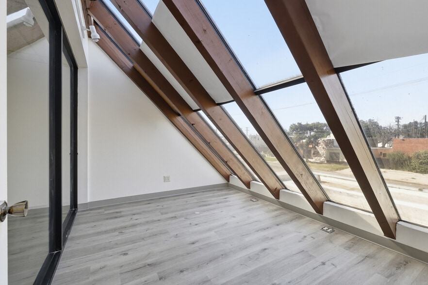 More Photos Of 10742 Burbank Blvd, North Hollywood Warehouse For Lease