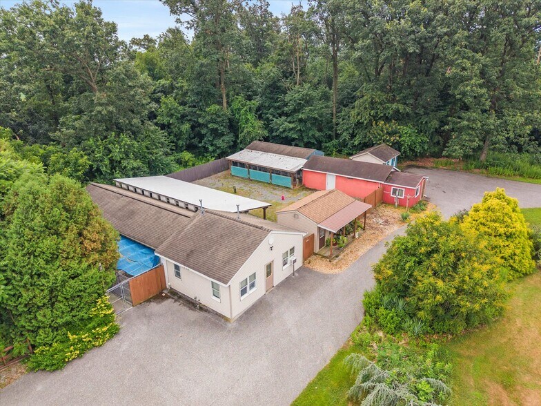 More Photos Of 333 Newcomer Rd, Windsor Veterinarian Kennel For Sale