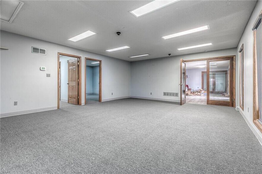 More Photos Of 4 W Monroe St, Buckner Office For Sale