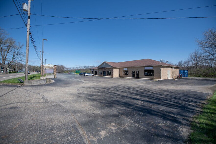 More Photos Of 1315 N Wooster Ave, Strasburg Freestanding For Lease