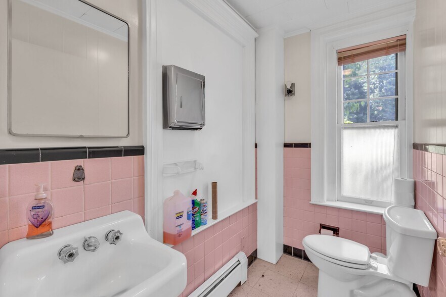 More Photos Of 110 Main St, Manchester Office Residential For Sale