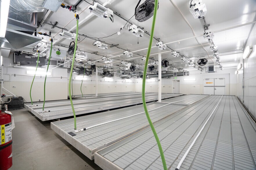 More Photos Of 19533 McLane St, Palm Springs Distribution For Sale