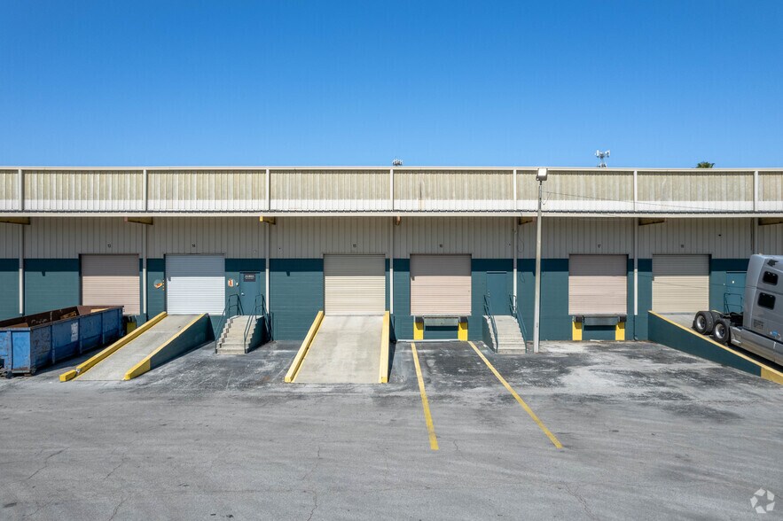 More Photos Of 4725 E Lakeland Commerce Pky, Lakeland Warehouse For Lease