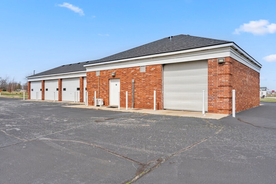 More Photos Of 418 N Old Wilderness Rd, Nixa Flex For Sale