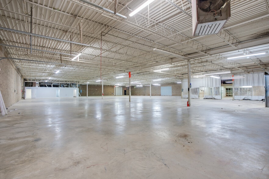 More Photos Of 1008 Baker Rd, High Point Warehouse For Lease