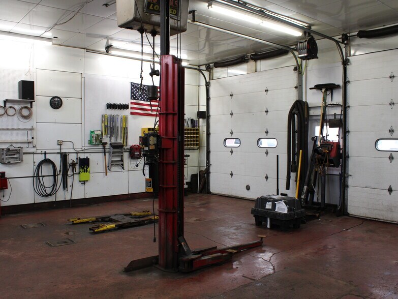 More Photos Of 523 S Main St, Fond Du Lac Auto Repair For Sale