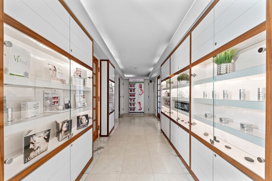 More Photos Of 330 W Frontage Rd, Northfield Medical For Lease