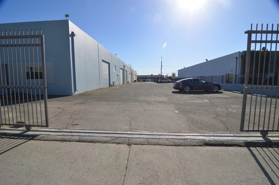 More Photos Of 9016 Fullbright Ave, Chatsworth Warehouse For Lease