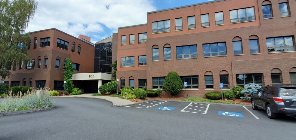 More Photos Of 955 Main St, Winchester Medical For Lease