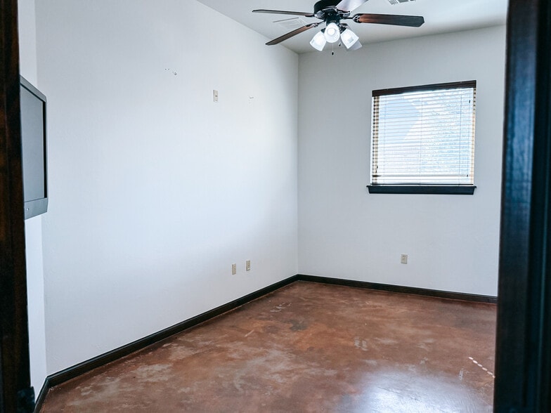 More Photos Of 604 W 18th St, Edmond Office For Lease
