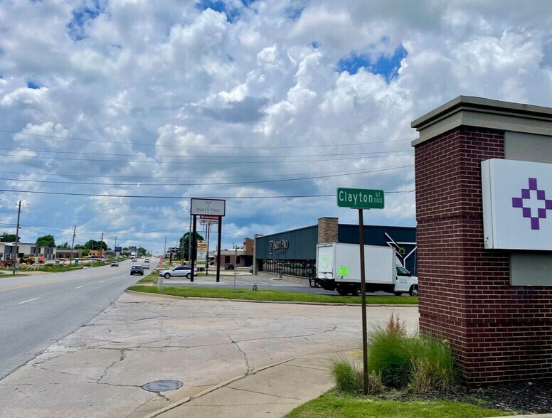 More Photos Of 760 Angela St, Springdale Flex For Lease