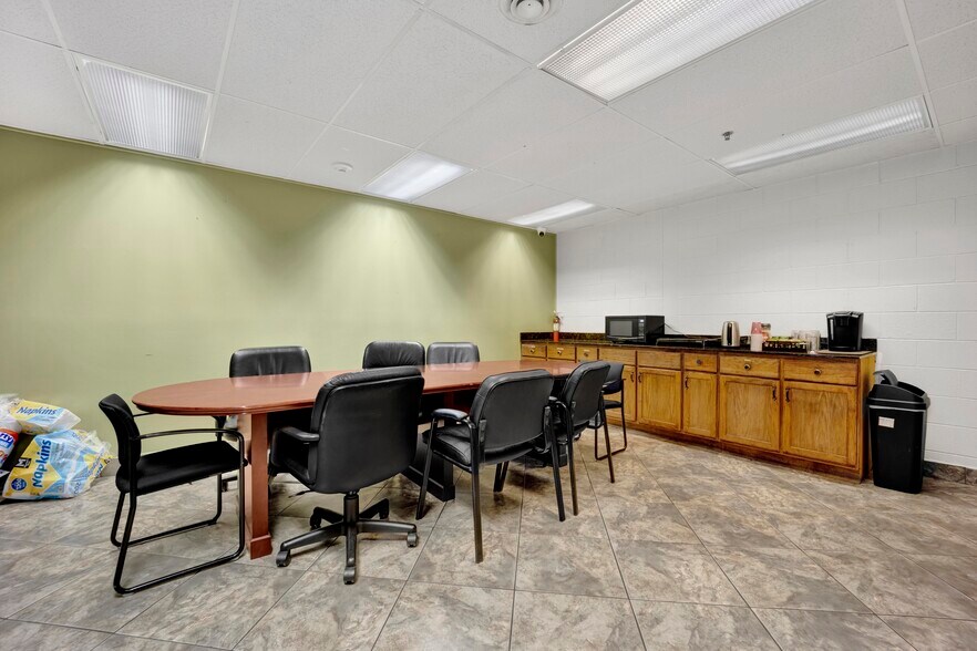 More Photos Of 764-768 Thomas Dr, Bensenville Manufacturing For Lease