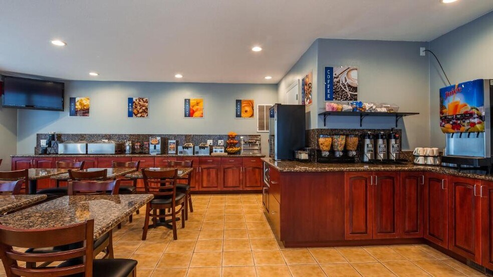 More Photos Of 760 NW Garden Valley Blvd, Roseburg Hotel For Sale