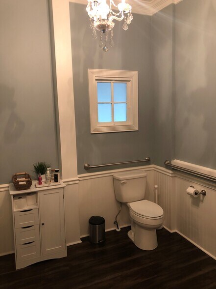 More Photos Of 514 Beatties Ford Rd, Charlotte Office For Sale