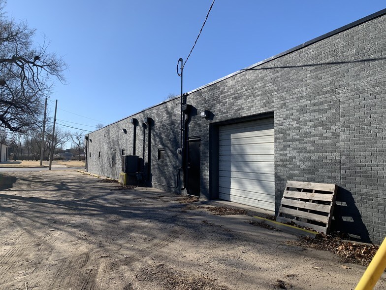 More Photos Of 716 W Maple St, Wichita Office For Lease