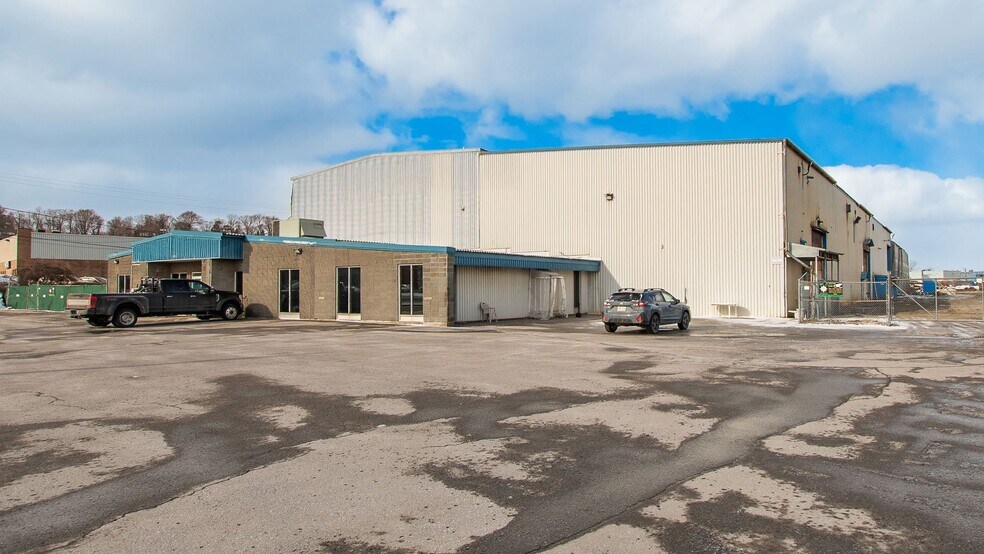 More Photos Of 1350 Rue Grande Allée, Terrebonne Manufacturing For Sale