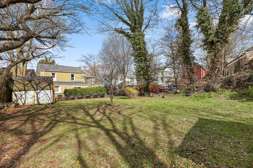 More Photos Of 15 Henry St, Greenwich Multifamily For Sale