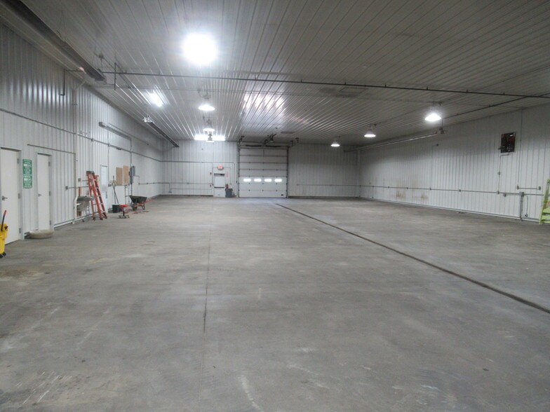 More Photos Of 3105 Great Northern, Springfield Warehouse For Sale