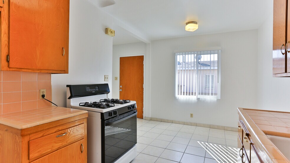 More Photos Of 14412 S Berendo Ave, Gardena Apartments For Sale
