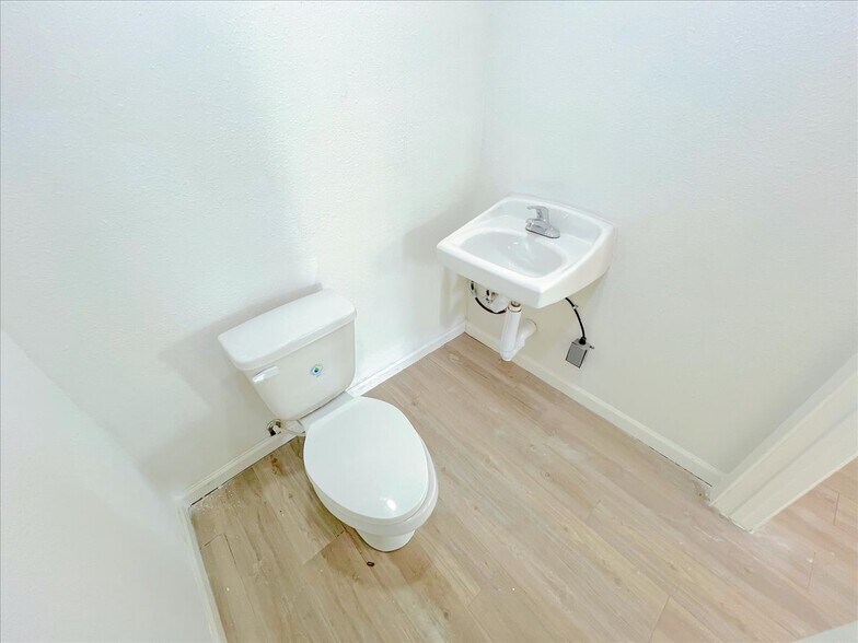 More Photos Of 7704 Irvington Blvd, Houston General Retail For Lease