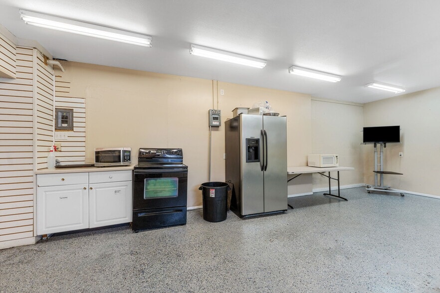 More Photos Of 2506 9th St, Bradenton Freestanding For Sale