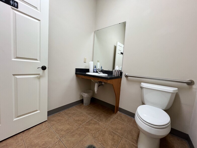 More Photos Of 13284 Pond Springs Rd, Austin Medical For Sale