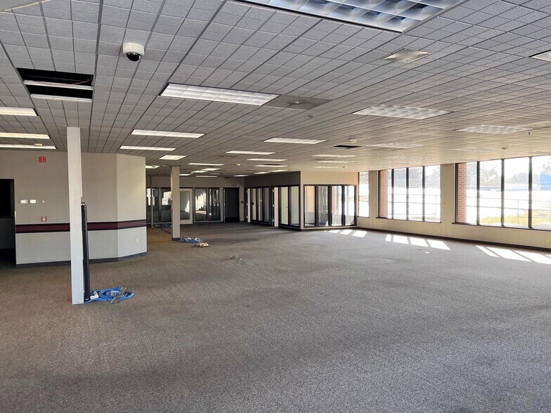 More Photos Of 3040 Industry Dr, Lancaster Flex For Sale