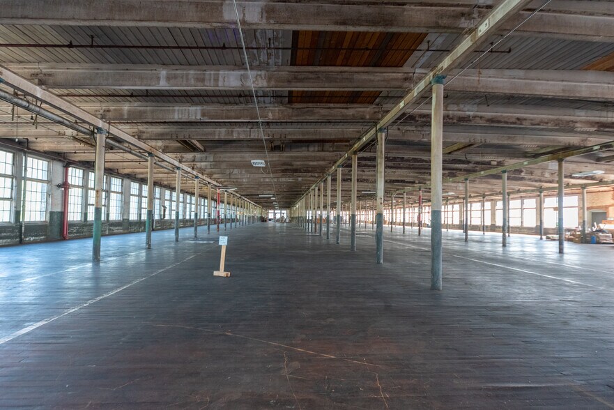 More Photos Of 75 Green St, Clinton Distribution For Lease