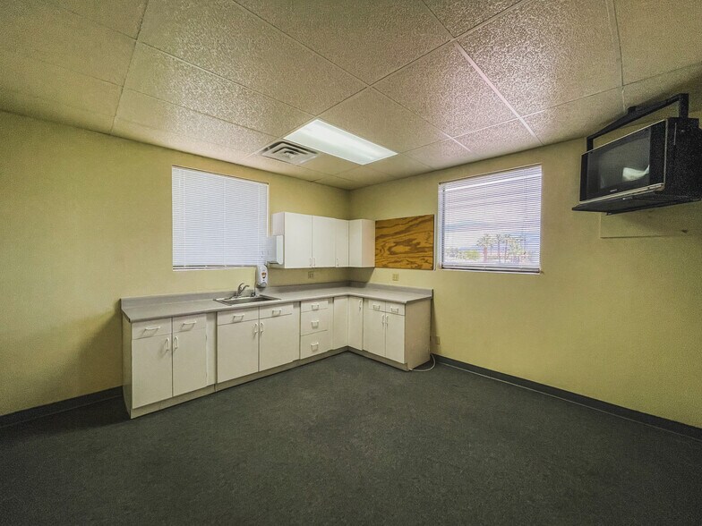 More Photos Of 1675 S Mojave Rd, Las Vegas Warehouse For Sale