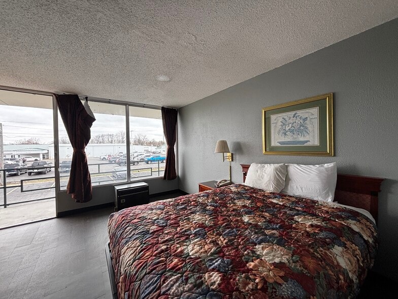 More Photos Of 1950 S Wabash St, Wabash Hotel For Sale