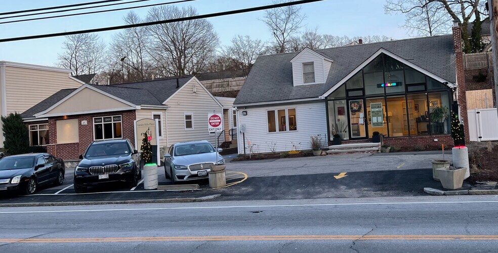 Primary Photo Of 800 Oaklawn Ave, Cranston Unknown For Lease