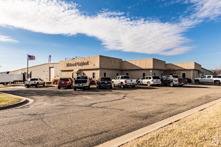 More Photos Of 1674 N Industrial Ave, Ottawa Manufacturing For Sale