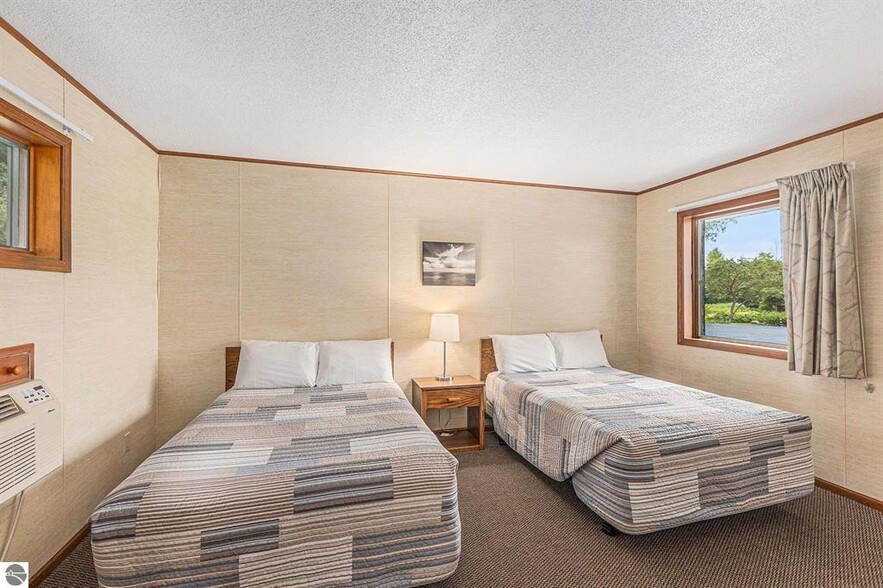 More Photos Of 541 Lake St, Frankfort Hotel For Sale