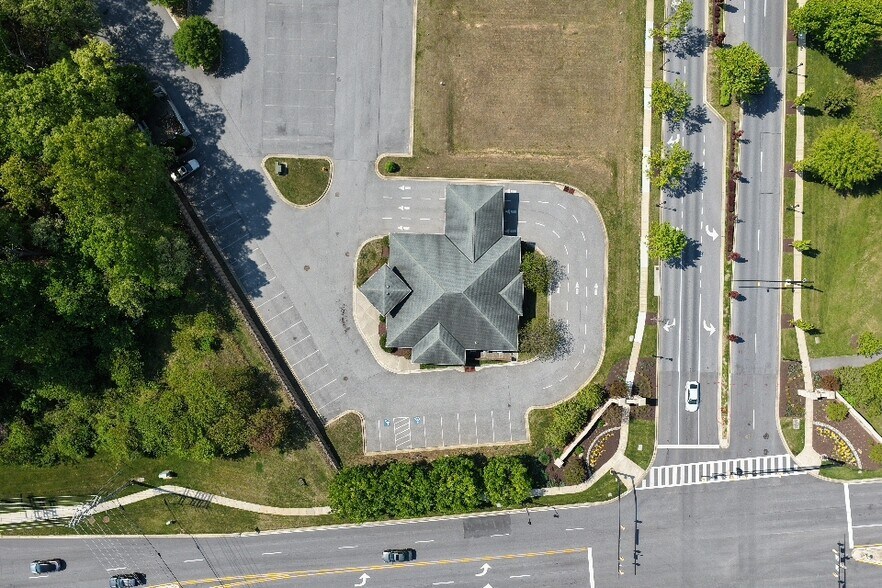 More Photos Of 7405 Maple Lawn Blvd, Fulton Bank For Lease