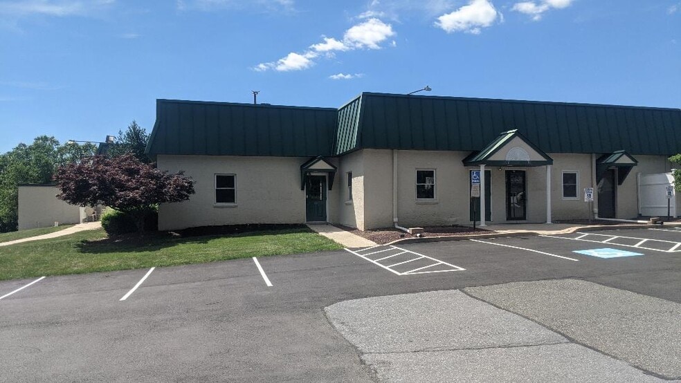 More Photos Of 1494 N Charlotte St, Pottstown General Retail For Lease