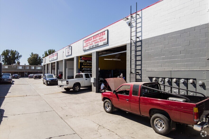More Photos Of 20222-20230 Saticoy St, Winnetka Auto Repair For Lease