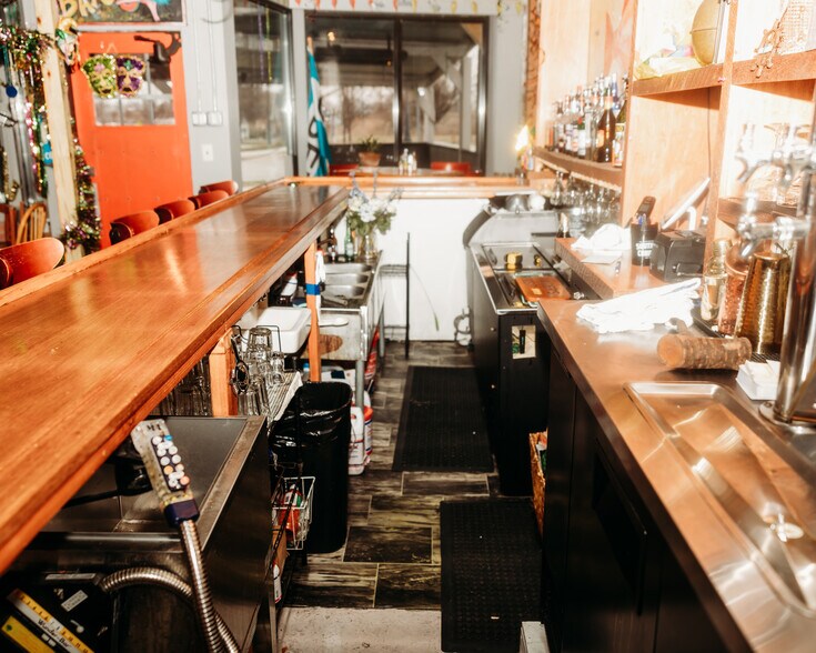 More Photos Of 221 Shaw St, New London Bar For Lease