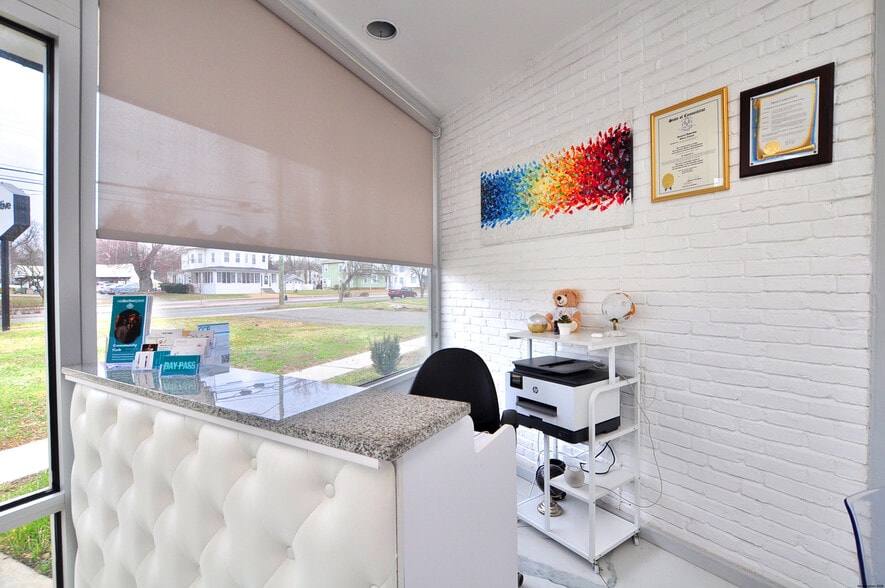 More Photos Of 258 Windsor Ave, Windsor Freestanding For Sale