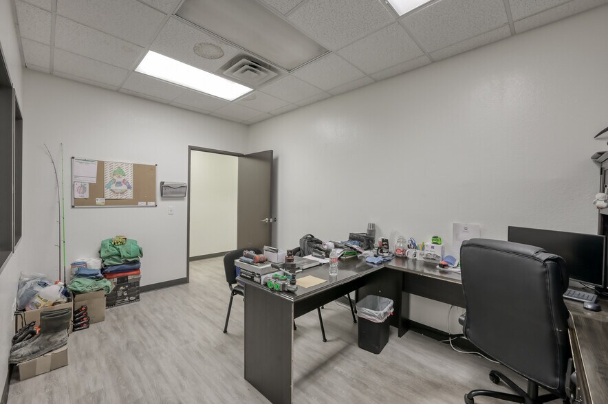 More Photos Of 508 Bryant Rd, Conroe Manufacturing For Sale